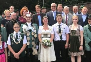 Der Festzug erweist dem Königspaar die Ehre